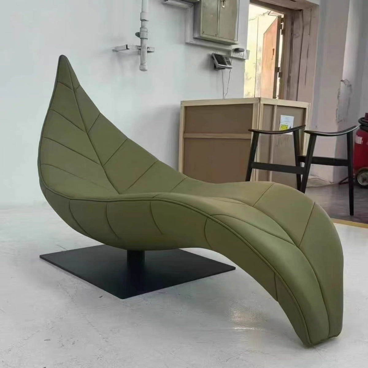 Leaf Shaped Sculpture Accent Chaise Lounge | Modern Luxury Leather Leisure Chair for Living Room, Study & Commercial Space